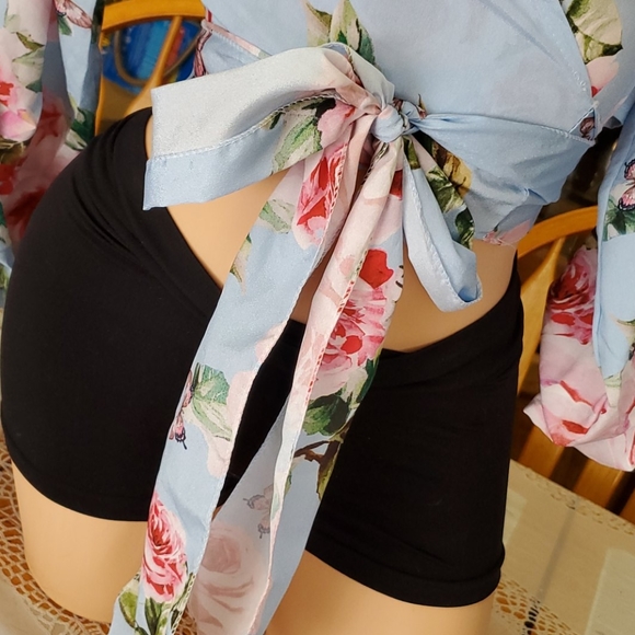 Stunning floral Wrap Top SUPER CUTE! IMPORTED - Picture 3 of 11